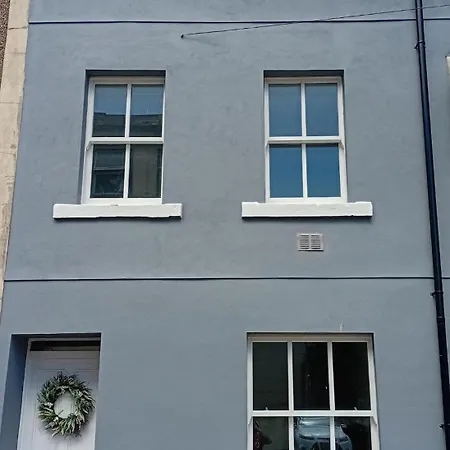 Beautiful 3 Bed Town House - Sleeps 5 - 3 Bedrooms