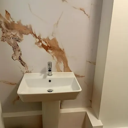 Beautiful 3 Bed Town House - Sleeps 5 - 3 Bedrooms
