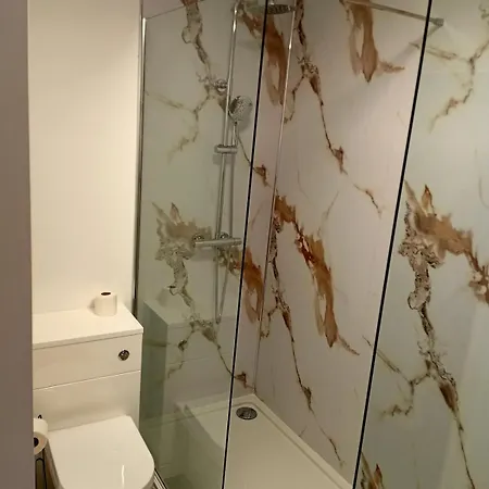 Beautiful 3 Bed Town House - Sleeps 5 - 3 Bedrooms * ווייט הייבן