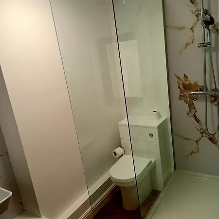 Beautiful 3 Bed Town House - Sleeps 5 - 3 Bedrooms בית נופש *